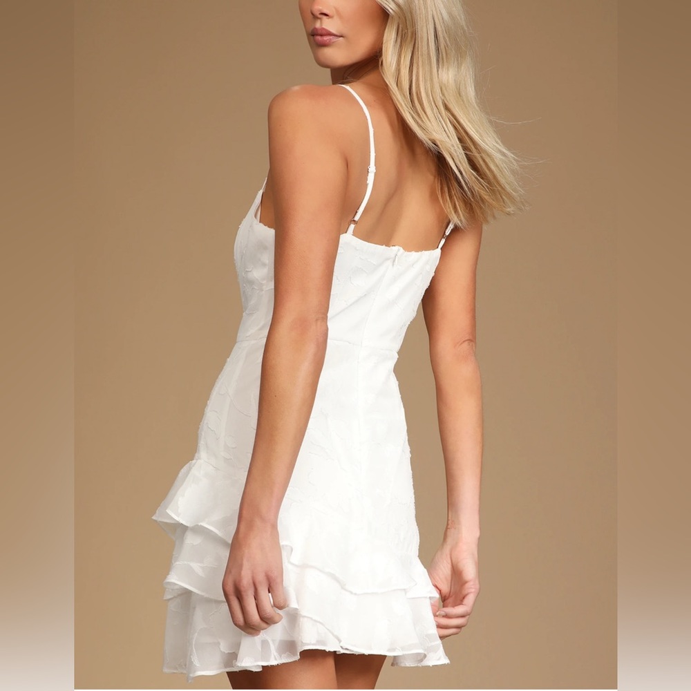 NWT. Lulu‘s- days with you - white floral burnout ruffled mini dress XL